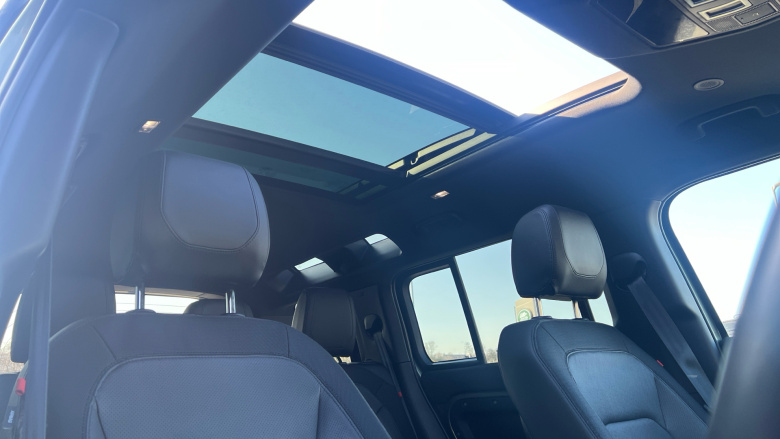 Land Rover Defender 3.0 D300 X-Dynamic SE 110 5dr Auto Diesel Estate